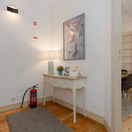 Liiiving In | Light Spacious Apartment *